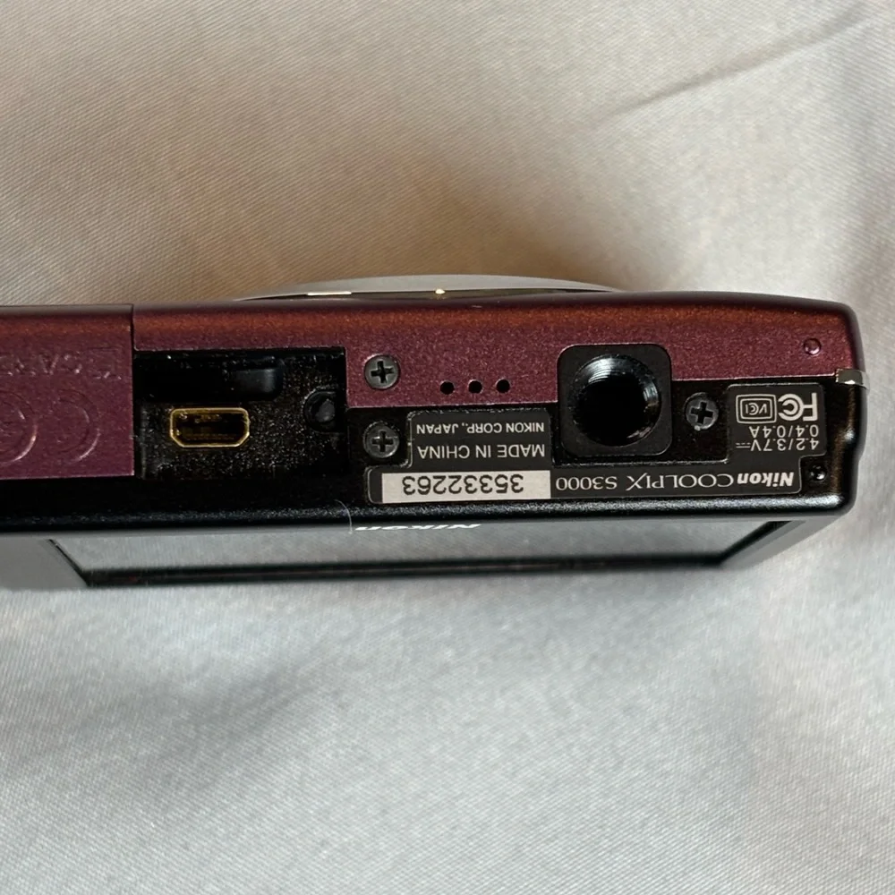 Nikon Coolpix S3000 12MP Digital Camera Purple Parts Only‎